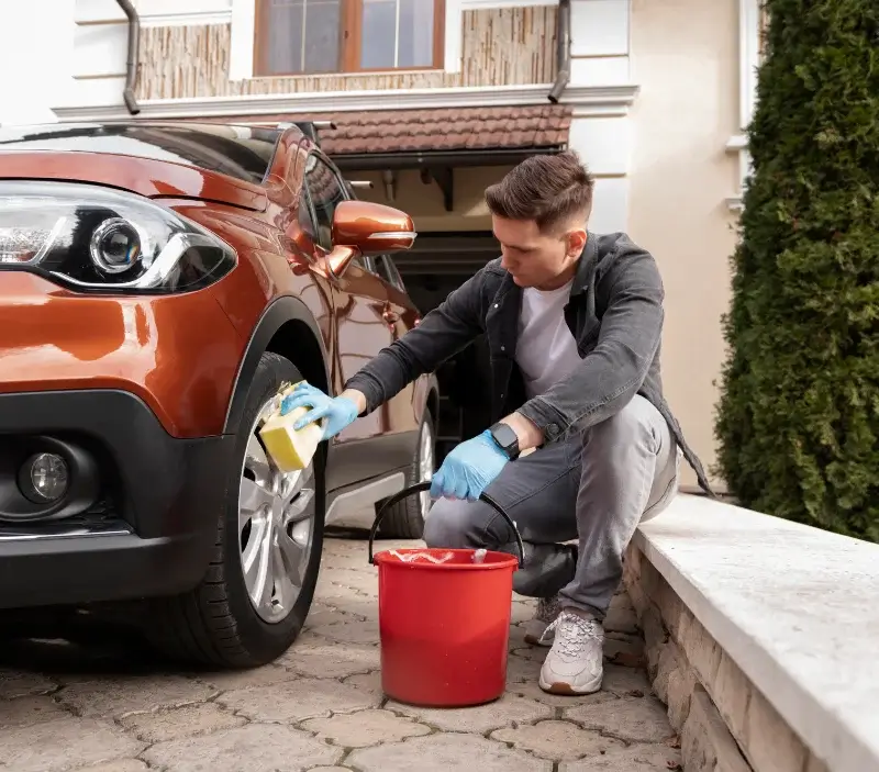 Lavage auto à domicile Cinq-Mars-la-Pile : professionnel intervenant sur un véhicule